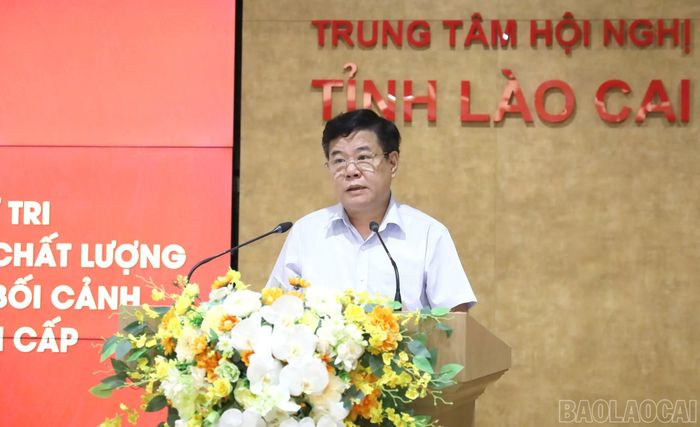 Lãnh đạo Sở Y tế tỉnh Lào Cai báo cáo tại buổi làm việc.