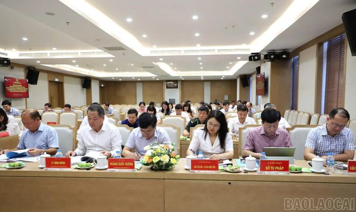 Các đại biểu tham dự buổi làm việc