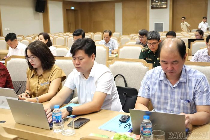 Các đại biểu dự buổi làm việc.