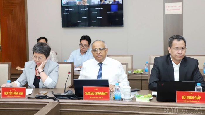 Ông Shantanu Chakraborty - Giám đốc Quốc gia ADB tại Việt Nam và các chuyên gia của ADB.