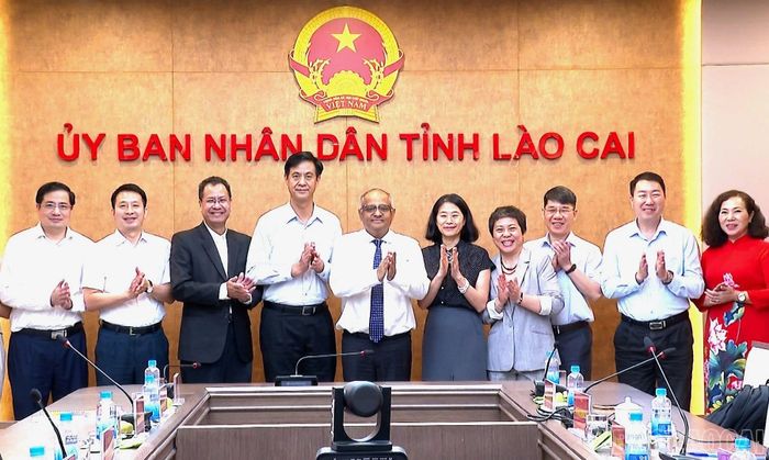 Các đại biểu chụp ảnh lưu niệm.