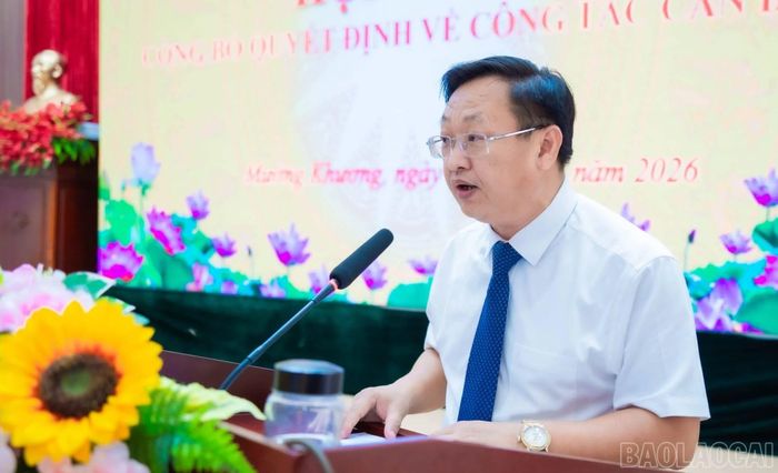 Đồng chí Giàng Seo Vần - Ủy viên Ban Chấp hành Đảng bộ tỉnh, Bí thư Đảng ủy, Chủ tịch HĐND xã Mường Khương phát biểu tại hội nghị.
