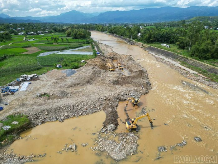 Nhịp độ thi công hối hả trên toàn tuyến công trình khắc phục sạt lở kè suối Thia.