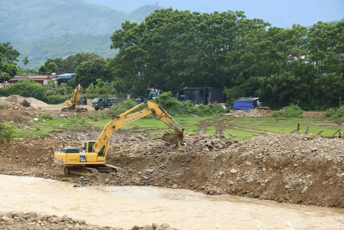Tập trung phương tiện cơ giới đắp đê quai, nắn dòng chảy phục vụ thi công tại khu vực chân cầu Thia.