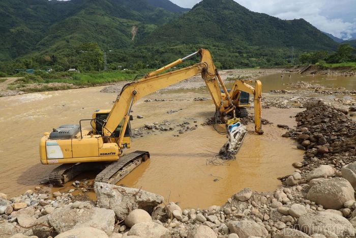 Huy động máy xúc khẩn trương đào móng, gia cố đê quai thi công phần chân kè.