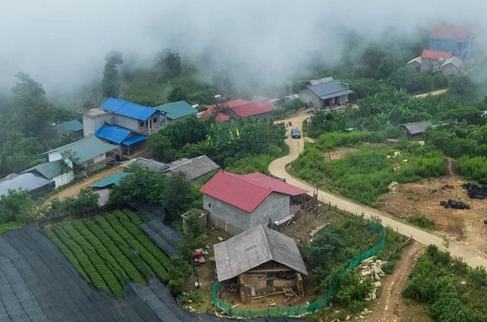 Hệ thống giao thông ngày càng thuận lợi khi ô tô đã có thể đến tận thôn, rút ngắn khoảng cách giữa Ngải Thầu Thượng với các khu vực lân cận, đồng thời tạo tiền đề cho phát triển kinh tế và du lịch.