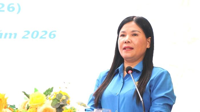 Đồng chí Nguyễn Thị Bích Nhiệm - Phó Chủ tịch Ủy ban MTTQ Việt Nam tỉnh, Chủ tịch Liên đoàn Lao động tỉnh Lào Cai phát biểu tại buổi gặp mặt.