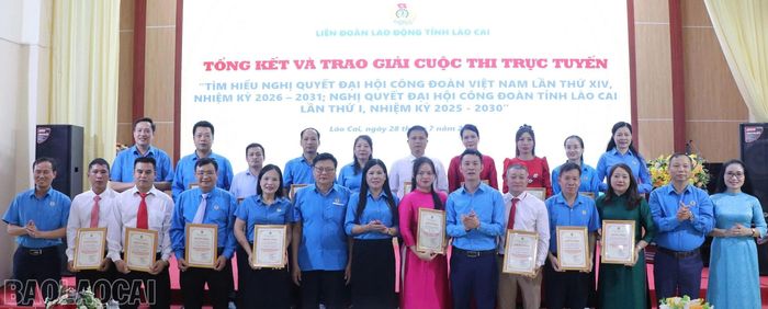 Thường trực Liên đoàn Lao động tỉnh trao giải cho các tập thể, cá nhân.