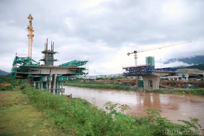 Dự án cầu biên giới qua sông Hồng đang được thi công đúng tiến độ.