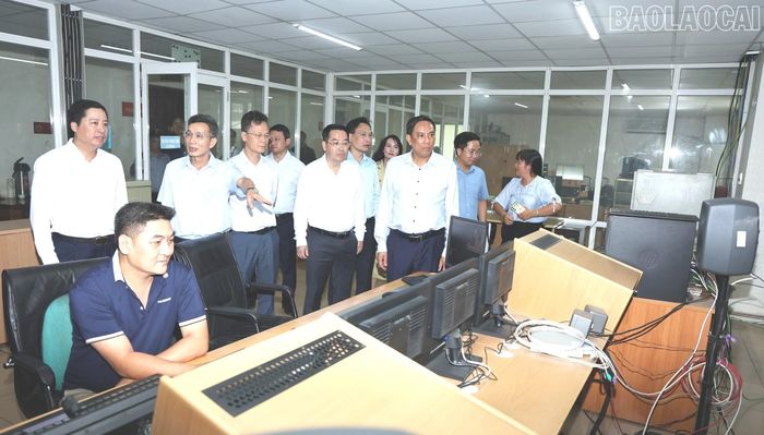  Đồng chí Lê Trường Giang - Giám đốc Báo và Phát thanh - Truyền hình tỉnh báo cáo hoạt động của đơn vị. 