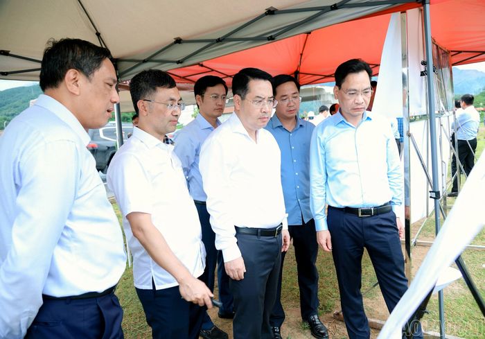 Các đồng chí Thường trực Tỉnh ủy và lãnh đạo các sở nắm bắt tiến độ thi công Dự án cầu biên giới qua sông Hồng.