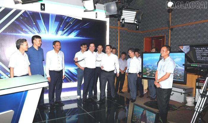  Đồng chí Bí thư Tỉnh ủy và Đoàn công tác của tỉnh thăm trường quay truyền hình trực tiếp. 