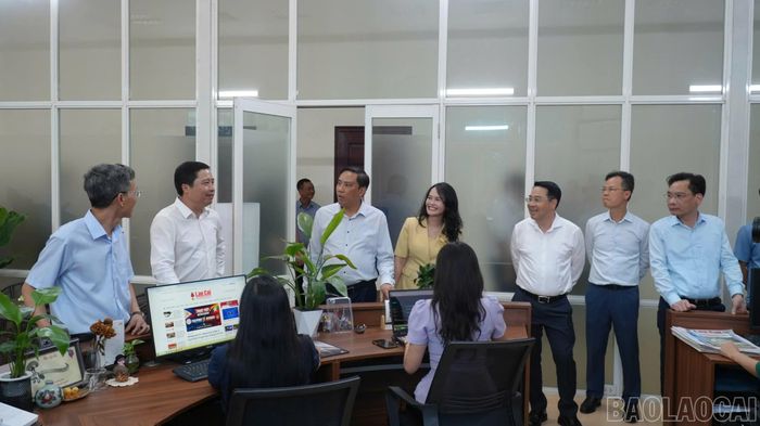  Các đồng chí Thường trực Tỉnh ủy thăm bộ phận sản xuất chương trình theo mô hình Tòa soạn hội tụ. 