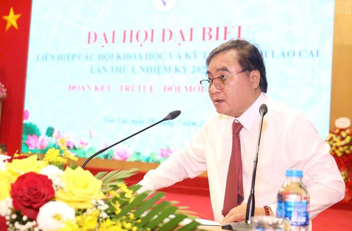 Giáo sư, Tiến sĩ Phạm Quang Thao phát biểu tại đại hội.