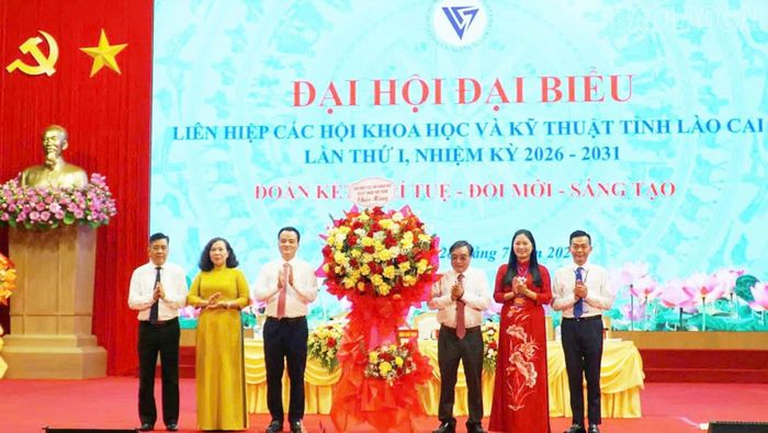  Giáo sư, Tiến sĩ Phạm Quang Thao, Phó Chủ tịch Liên hiệp các Hội Khoa học và Kỹ thuật Việt Nam tặng hoa chúc mừng Đại hội. 