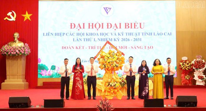 Đồng chí Hà Đức Minh - Ủy viên Ban Thường vụ Tỉnh ủy, Phó Chủ tịch Thường trực Ủy ban MTTQ Việt Nam tỉnh tặng hoa chúc mừng đại hội.