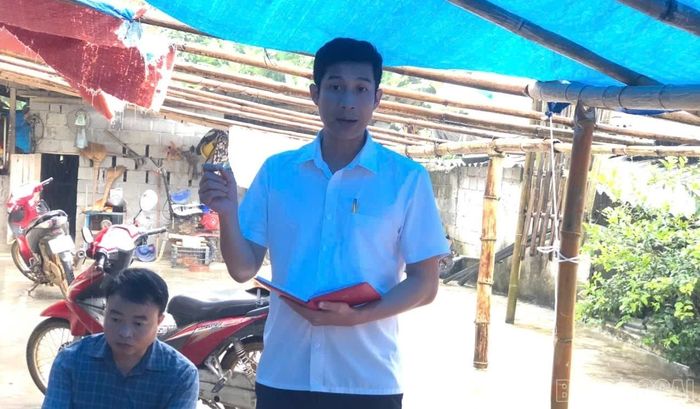 Đồng chí Nguyễn Văn Thanh - Phó Chủ tịch UBND xã Bản Xèo phát biểu chỉ đạo tại buổi làm việc với các hộ dân nằm trong khu vực có nguy cơ sạt lở đất.