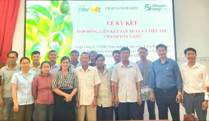 Nông dân trồng chanh dây tham gia ký kết liên kết sản xuất tiêu thụ với doanh nghiệp