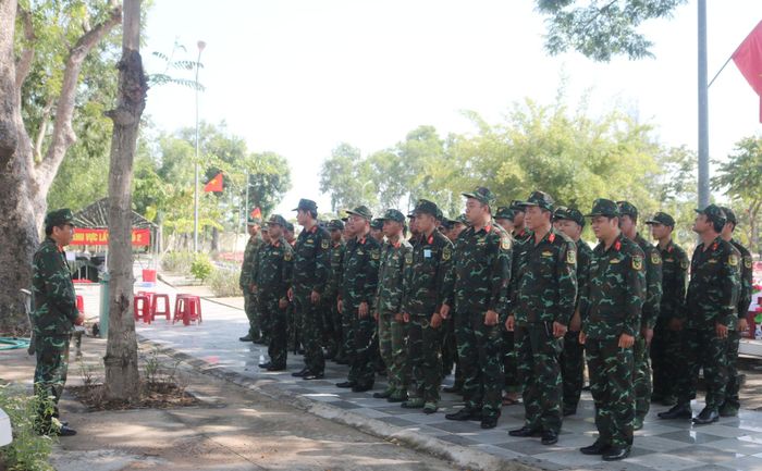 Thượng tá Trần Thanh Sơn, Phó Chủ nhiệm Chính trị Bộ CHQS tỉnh Lâm Đồng triển khai lực lượng làm nhiệm vụ