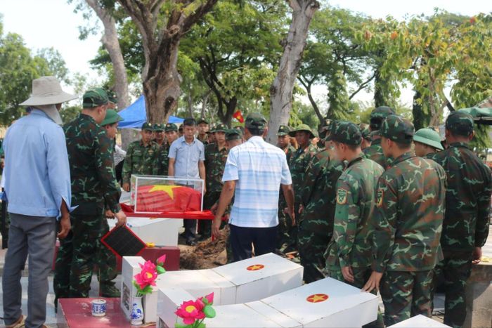 Một phần mộ liệt sĩ đã được khai quật lấy mẫu