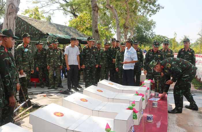 Các lực lượng chuẩn bị khai quật một liệt sĩ để lấy mẫu.