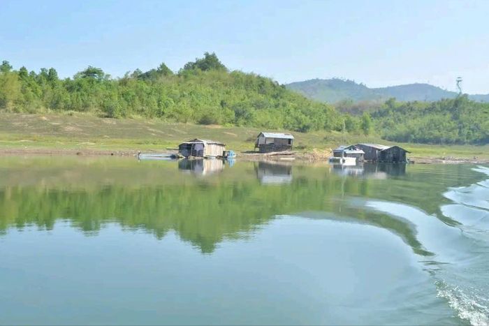 Trải nghiệm du lịch lòng hồ Tà Đùng, xã Tà Đùng ngắm cảnh thiên nhiên hoang sơ, làn nước trong xanh là một cảm giác rất thú vị cho du khách.