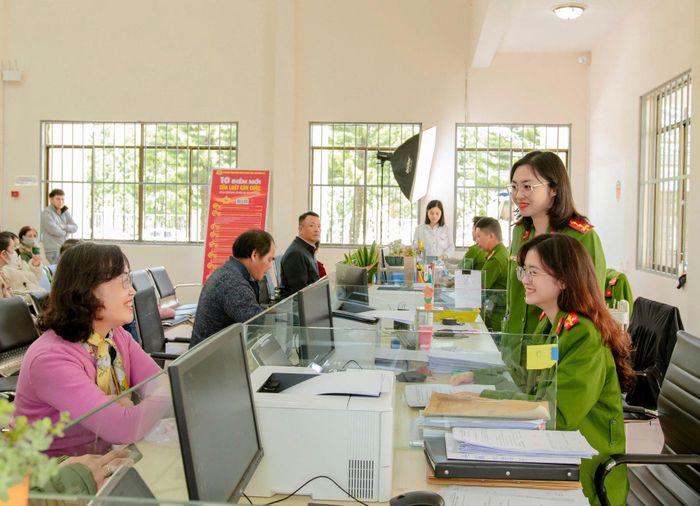 Cán bộ Phòng Cảnh sát quản lý hành chính về trật tự xã hội, Công an tỉnh giải quyết thủ tục hành chính tại Bộ phận một cửa. Ảnh: Lê Tiến