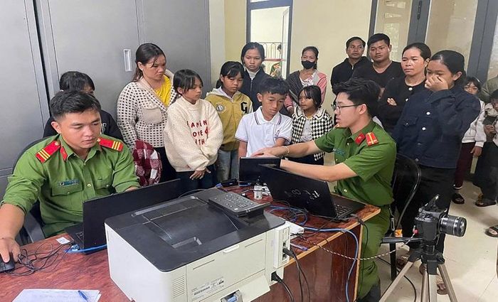 Công an Lâm Đồng cấp căn cước và tài khoản định danh điện tử cho người dân, góp phần mở rộng các tiện ích số phục vụ đời sống. Ảnh Lê Tiến