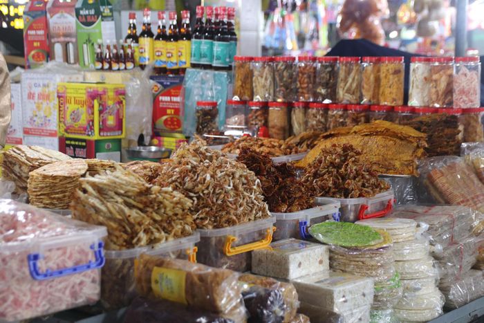 Những món hàng khô, đặc sản vùng miền được bày bán tại chợ
