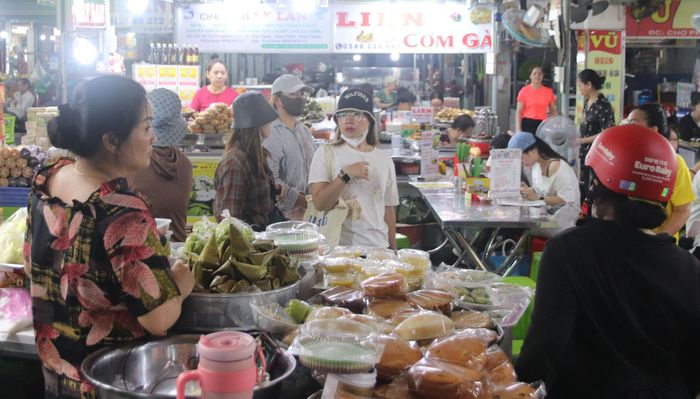 Khu ẩm thực luôn thu hút đông du khách khi đến chợ truyền thống
