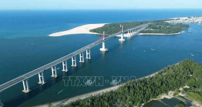 Cầu Thuận An. Ảnh: TTXVN