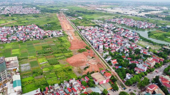 Các đơn vị thi công đẩy nhanh tiến độ lắp đặt cống thoát nước và đắp nền đường trên toàn tuyến.