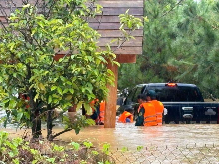 Cán bộ, chiến sĩ Ban CHQS phường B'Lao tiếp cận các vị trí ngập sâu 150 cm