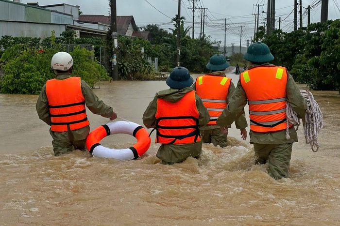 Rạng sáng 28/7, các tổ thuộc Ban CHQS Phường 3 Bảo Lộc kiểm tra, kiểm soát kỹ các khu vực nước tiếp tục dâng