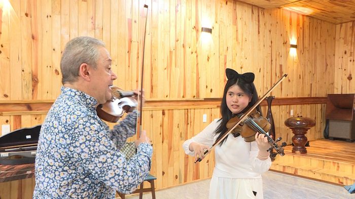 Giảng viên quốc tế hướng dẫn kỹ thuật cho từng học viên