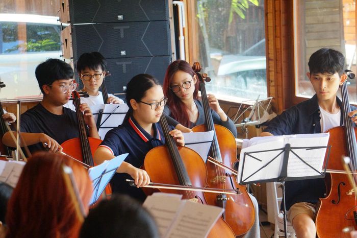 Các học viên cello miệt mài luyện tập hòa tấu trong chương trình đào tạo chuyên sâu của Slide on Strings
