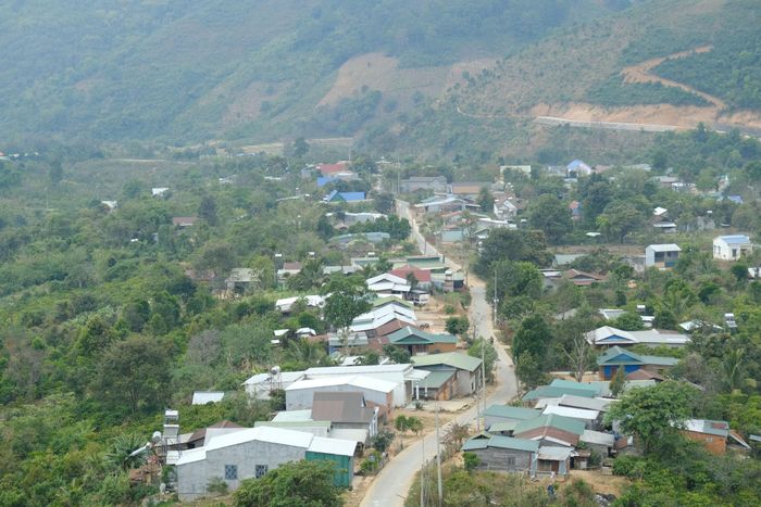Người dân xã Đam Rông 4 có niềm vui khi tuyến ĐT722 đã được thông, đi lại dễ dàng, thuận tiện
