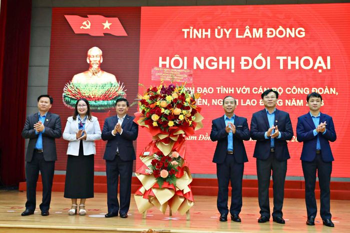 Đồng chí Y Thanh Hà Niê Kđăm, Ủy viên Ban Chấp hành Trung ương Đảng, Bí thư Tỉnh ủy, Trưởng Đoàn ĐBQH tỉnh Lâm Đồng thay mặt Tỉnh ủy, HĐND, UBND Ủy ban MTTQ Việt Nam tỉnh tặng hoa chúc mừng Ngày thành lập Công đoàn Việt Nam