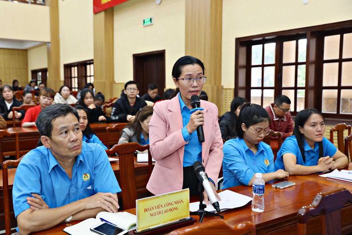 Bà Lê Thị Hòa, Chủ tịch Công đoàn xã Đức Linh đề nghị lãnh đạo tỉnh nghiên cứu, điều chỉnh chính sách tăng thêm thu nhập cho nhân viên y tế, nhân viên chuyên môn theo chế độ hợp đồng tại Bệnh viện Đa khoa khu vực phía Nam Lâm Đồng