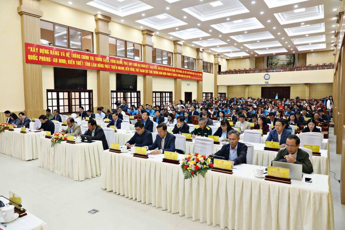 Các đồng chí Ủy viên Ban Thường vụ Tỉnh ủy (ngồi hàng đầu) và các đại biểu dự hội nghị