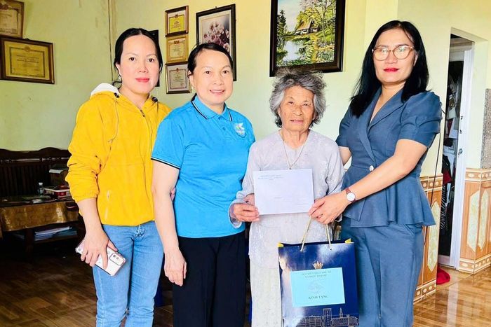 Các cấp hội thăm, tặng quà tri ân những người có công