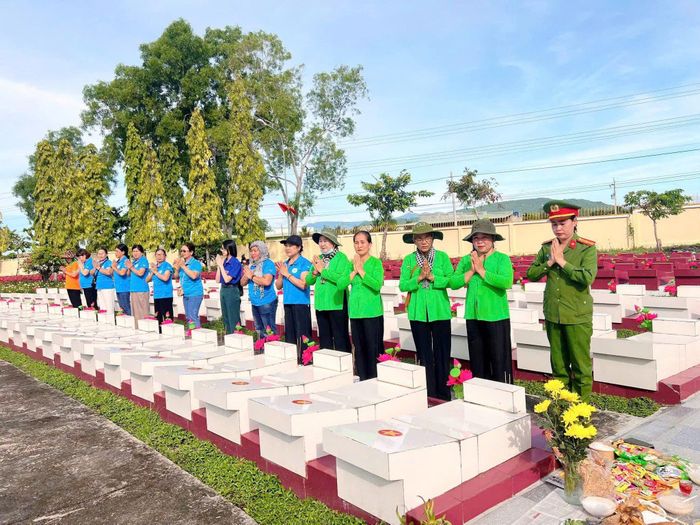 Cán bộ, hội viên phụ nữ dâng hương, dâng hoa tri ân tại các nghĩa trang liệt sĩ