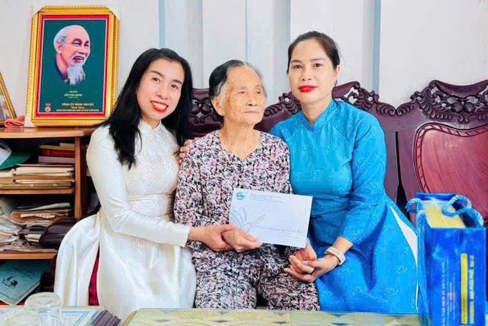 Bà H'Vi Êban, Chủ tịch Hội LHPN tỉnh thăm, tặng quà các cô thuộc Ban Liên lạc Phụ nữ Khu VI