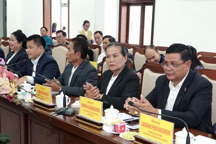 Thành viên đoàn công tác Ủy ban Mặt trận Lào xây dựng đất nước tỉnh Champasak tham gia hội đàm
