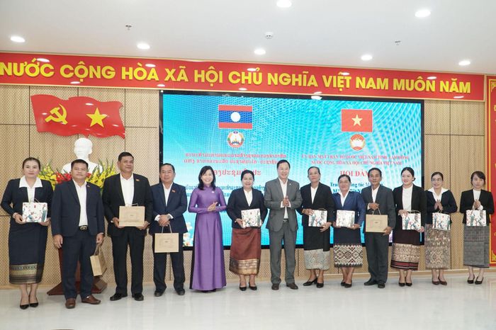 Ủy ban MTTQ Việt Nam tỉnh Lâm Đồng tặng quà đoàn công tác Ủy ban Mặt trận Lào xây dựng đất nước tỉnh Champasak