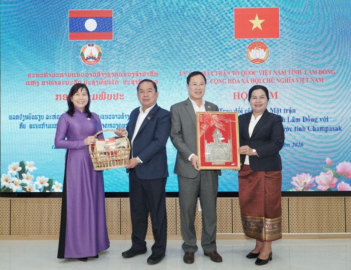 Ủy ban Mặt trận Lào xây dựng đất nước tỉnh Champasak tặng quà Ủy ban MTTQ Việt Nam tỉnh Lâm Đồng