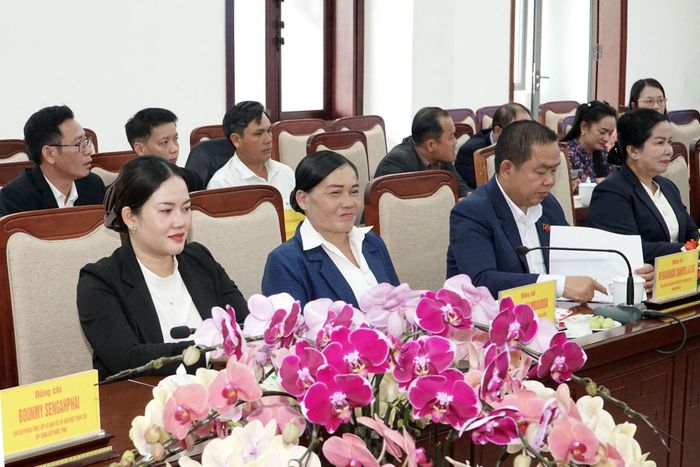 Thành viên đoàn công tác Ủy ban Mặt trận Lào xây dựng đất nước tỉnh Champasak dự hội đàm