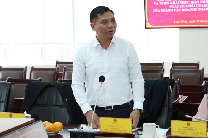 Đồng chí Phan Sỹ Thống, Phó Giám đốc Sở Văn hóa, Thể thao và Du lịch báo cáo kết quả thực hiện chuyển đổi số tại buổi làm việc