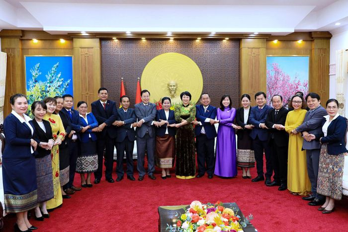 Lãnh đạo tỉnh Lâm Đồng và đoàn công tác tỉnh Champasak nắm tay thể hiện tình cảm bền chặt của hai địa phương, hai đất nước Việt - Lào