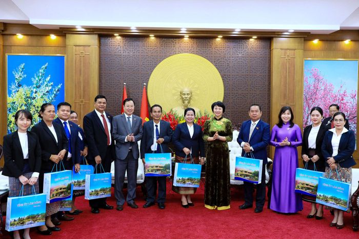 Lãnh đạo tỉnh Lâm Đồng trao quà lưu niệm cho đoàn công tác tỉnh Champasak, thể hiện tình đoàn kết và hữu nghị giữa hai địa phương